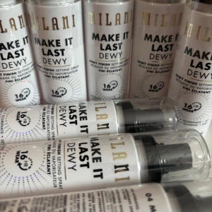 Milani Make It Last Dewy Setting Spray 60 ml - Säljer helt nya och oöppnade Milani Make it Dewy Setting Spray 60 ml🌟                                                     En settingspray med en härlig mist som ger en uppfriskande känsla och glowig finish! Perfekt för en fräsch och återfuktad look hela dagen. Håller sminket på plats upp till 16 timmar. Också bra för  för att spreja under dagen för extra lyster!