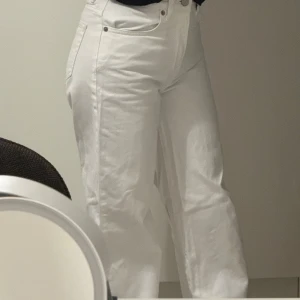 Vita jeansbyxor - Snygga vita jeansbyxor med hög midja. Använd bara en gång.