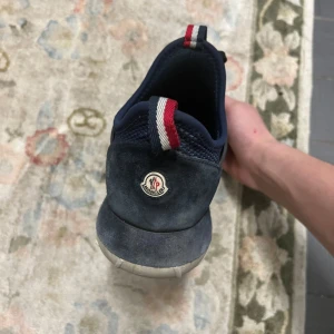 Blå sneakers från Moncler - Passar storlek 42/43 självklart äkta men ena skon är ganska så sliten som man kan se på nån utav  bilderna bara att skriva vid funderingar Har inget tillbehör till dom