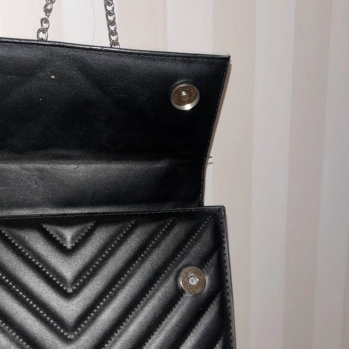 Svart quiltat axelväska med kedja - 1