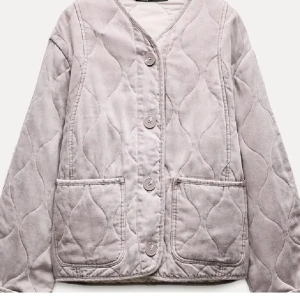 Quiltad jacka - Säljer en stilren beige quiltad jacka med knappar framtill. Jackan har en v-ringad design och två praktiska fickor. Perfekt för en avslappnad look. Nypris 450 kr