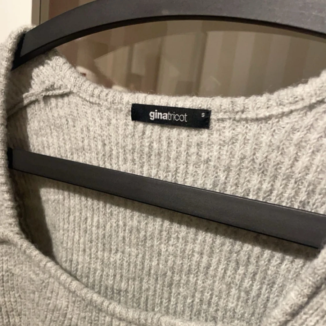 Grå stickad tröja från Gina Tricot - 2