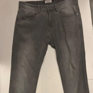 Gråa jeans - Tja säljer dessa snygga gråa jeans som är helt oanvända från sefra men! Bara att höra av dig ifall du har några frågor!🤝🤩