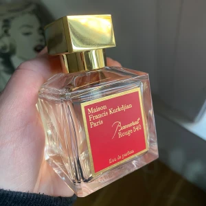 Maison Francis Kurkdjian Baccarat Rouge 540 Eau de Parfum - Exklusiv parfym från Maison Francis Kurkdjian, Baccarat Rouge 540. Flaskan är elegant med en fyrkantig form och en gyllene kork. Den har en röd etikett med gyllene text. Perfekt för den som söker en lyxig doftupplevelse. Kan skicka fler bilder till den som vill.  Ca 60 ml. Säljer för ett väldigt bra pris. Bara att skriva om ni har frågor eller vill ha fler bilder. Doftar helt otroligt!!!✨❤️