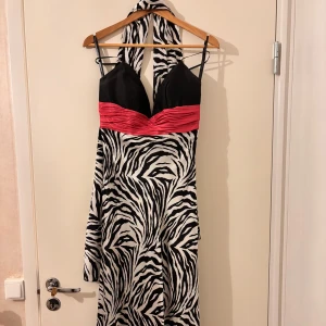 Zebramönstrad klänning - Mycket bra skick och har en scarf till
