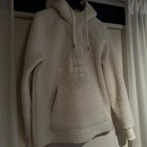 Peak performance ulltröja - Säljer av min vita peak performance ulltröja då den inte används mer. Väldigt skön att använde när det är lite kallare ute :)
