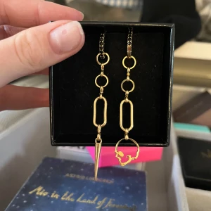 Örhängen från L8H - Skit coola örhängen från L8hasselblad i guld🩷Skriv för fler bilder🌸💕