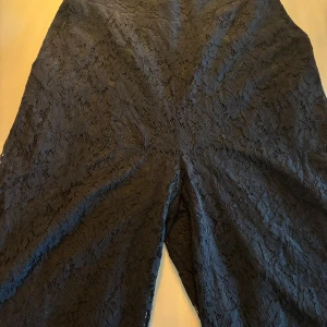Svarta spetsbyxor från Neo Noir - Säljer ett par svarta byxor från Neo Noir i modellen Madison Lace Pants. Byxorna har ett heltäckande blommigt spetsmönster och elastisk midja för extra komfort, i storlek 36 (s). 💕 ALDRIG använda med prislapp på.💕ny pris 749kr
