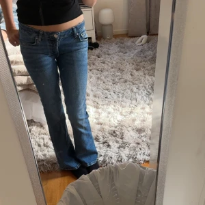 blå lågmidjade bootcut jeans - (pris kan diskuteras) sjukt snygga klassiska blå bootcut jeans som är omsydda till lågmidjat!! vet tyvärr inte märke då jag köpte dem på en loppis för ett år sedan och de hade ingen lapp redan då💗jag har bara använt dem en gång, eftersom de är omsydda till low waist så sitter de ganska tajt i midjan!! (skriv för mått) de finns risk att ”byxgrenen” sprätter upp ifall dem är för små💗skulle gissa att storleken är xxs-xs men kolla upp måtten innan du köper så inget blir fel!! 