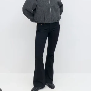 Svarta bootcut jeans - Snygga svart lowaist bootcut jeans från Gina tricot! Finns ej att köpa längre! Inga tecken på användning 