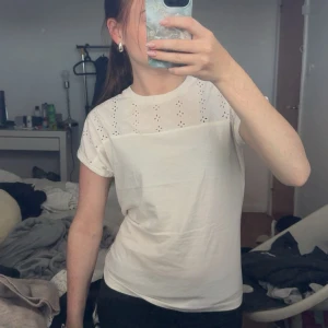 Vit blus med broderad spets Esmara - Säljer en söt vit blus från Esmara i storlek XS. Toppen har korta ärmar och en broderad spets upptill som ger en romantisk vibe. Perfekt till jeans eller kjol för en fräsch look. Materialet är mjukt och skönt bomull.