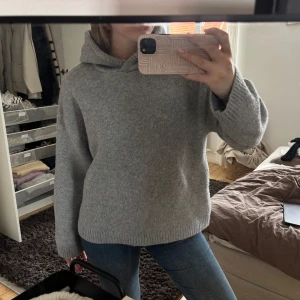 Grå stickad hoodie från BikBok - Mysig grå stickad hoodie från BikBok i storlek M. 🤍🤍