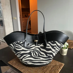 Handväska - Zebramönstrad väska från HM. Aldrig använd. Nypris 449kr🩷