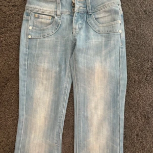 Ljusblå bootcut jeans från Revers - Supersnygga ljusblå jeans från Revers bootcut/lite raka. Köpta secondhand, aldrig använda pga att dem är för små