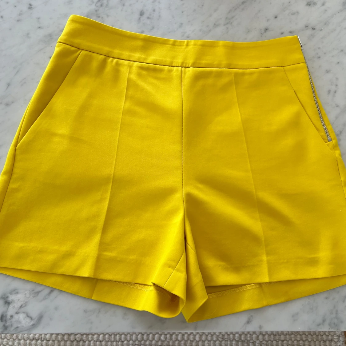 Ny Gula shorts från Zara med dragkedja