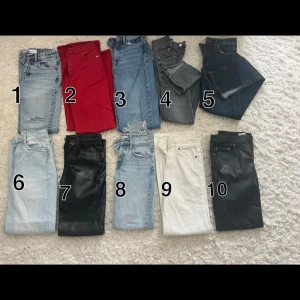 10 par jeans & byxor i olika färger - Säljer ett gäng snygga byxor och jeans i olika färger och stilar. Här finns allt från ljusblåa och svarta jeans till röda och vita byxor. Några har slitna detaljer och raka ben, andra är skinny/straight med slits och vissa andra straight fit endast. Skriv till mig privat om ni är intresserande eller har några frågor🥰 Jeansen läggs ut igen enskilt för att köpas. PRIS KAN DISUKTERAS❣️ 