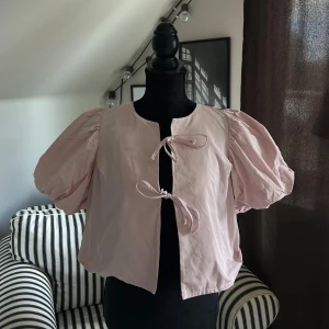 Gina Tricot Knut topp  - Säljer min  rosa knuttopp från Gina Tricot efter som att den aldrig är använd och prislapp är kvar i storlek S💕