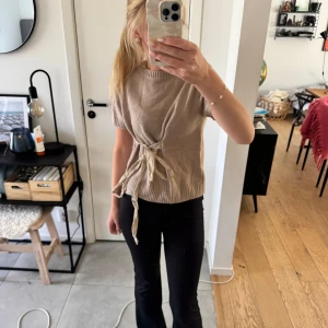 Beige stickad tröja med knyt från Zara - Superfin beige stickad tröja från Zara med korta ärmar och knyt. Storlek M, endast testad, nyskick 