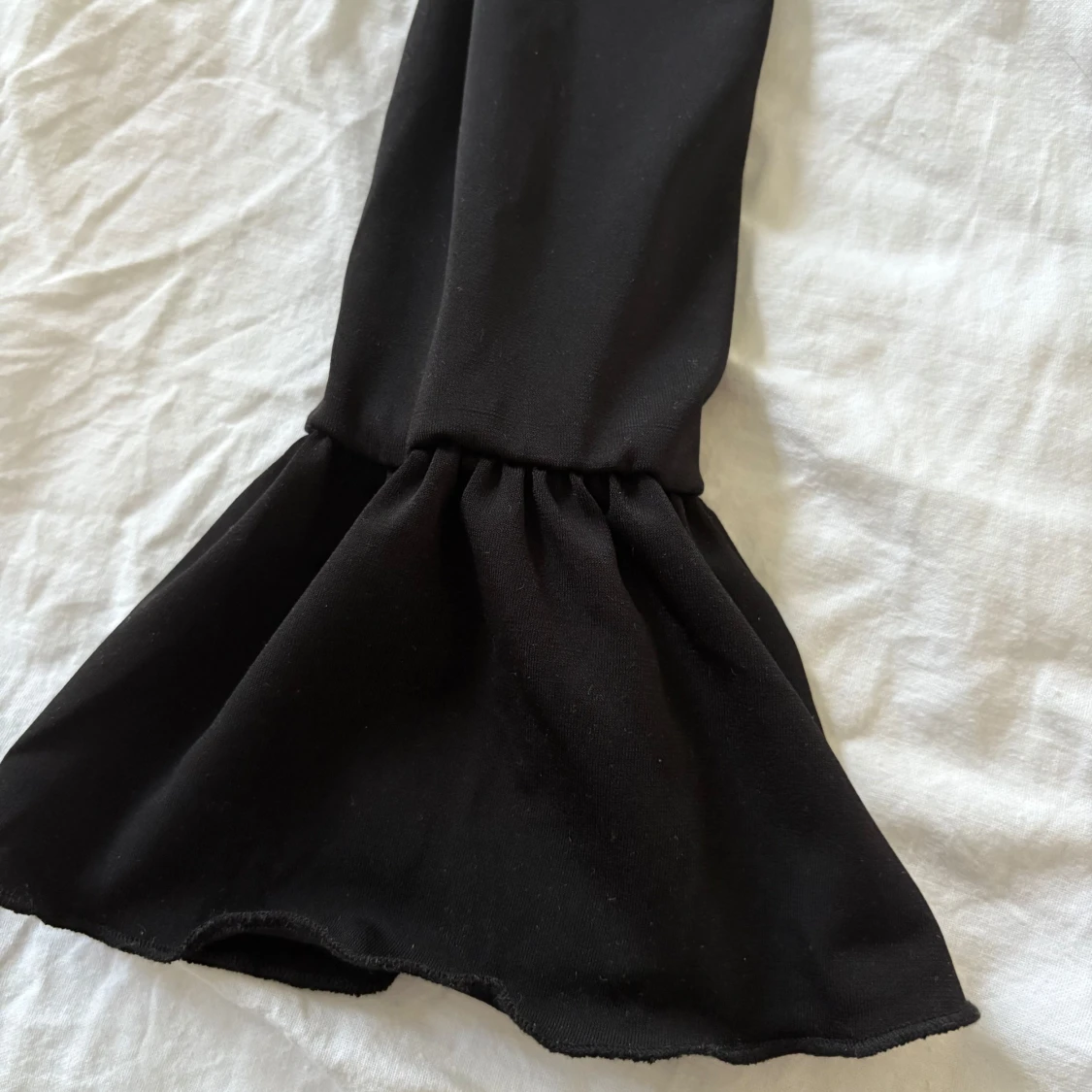 Svart offshoulder volangblus NA-KD - 3