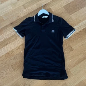 STONE ISLAND T-shirt (S-M) - Fin pike tröja som passar till det mesta. Den är svart med vita detaljer. Den är andvänd max 10 gånger och är i riktigt bra skick. Tveka inte på att skriva. Pris kan som vanligt diskuteras vid snabb affär!💫