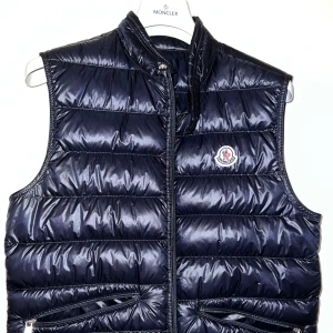 Moncler - väst - Moncler - Gui vest  strl - 1 S Använd, cond 9/10  Nypris 9.260:- Mitt pris 3.000:-