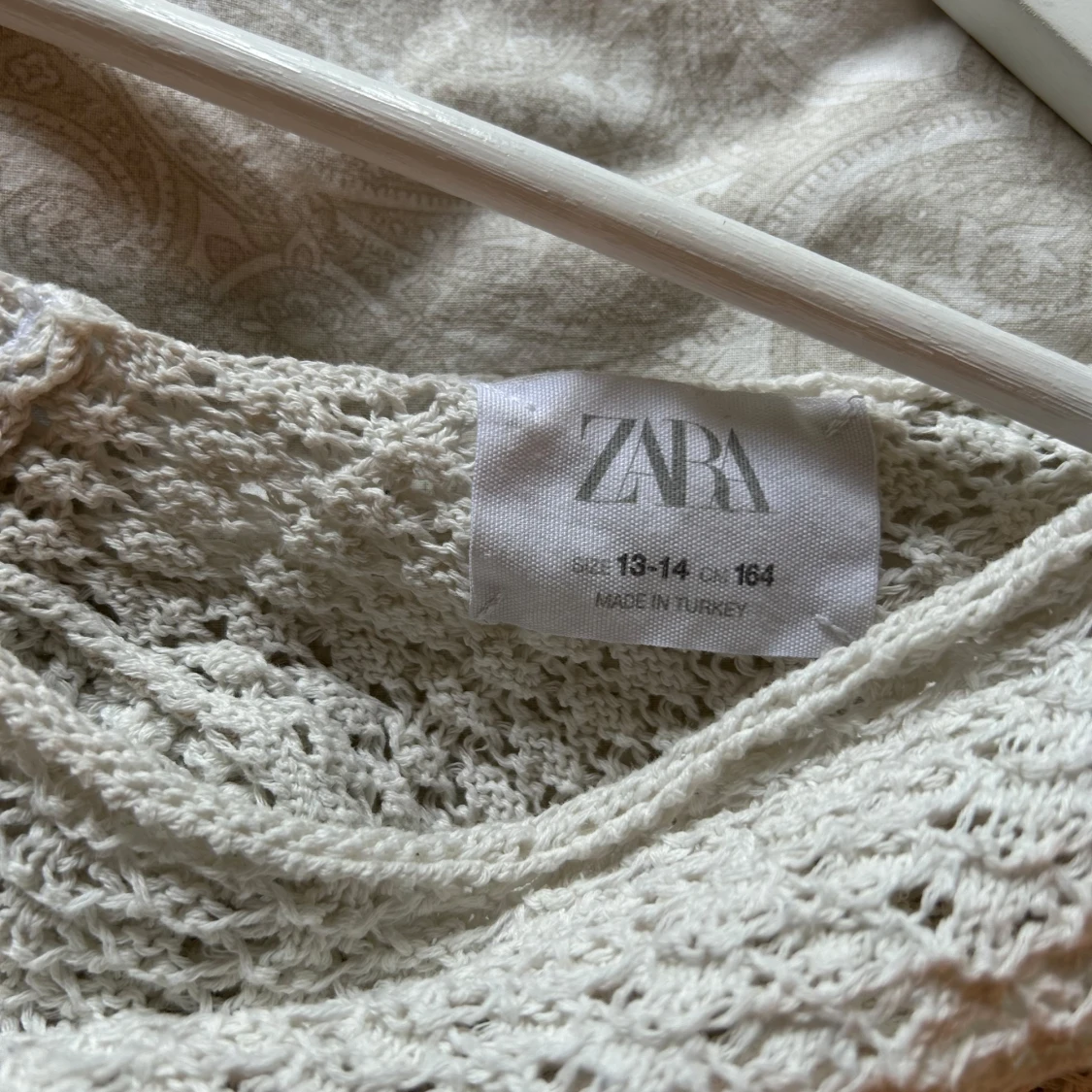 Vit stickad topp med volang från Zara - 2