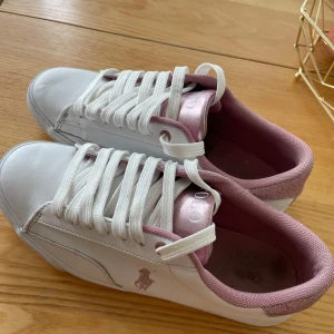 Vita rosa polo Ralph lauren skor - De populära polo skorna som alltid i slutsåld i st 39, användt få tal o köpt från en annan på plick. Säljer för de passade inte mig. Jätte fina o sköna o passar t mycket💕