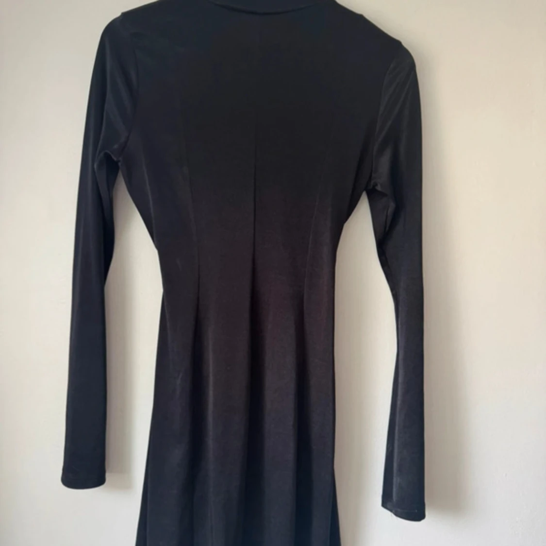 Svart kort klänning med snörning - 2