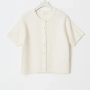 Vit ribbad kofta med kort ärm - Superfin vit kofta med korta ärmar och rund hals. Ribbstickad i mjukt material och knäpps med knappar framtill. Perfekt att slänga över en topp för en chill och stilren look. Den är beige färgad
