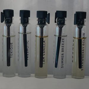Parfymprover 5-pack mixade dofter - Säljer ett set med fem parfymprover i små glasflaskor med svart spraykork från Essnce! Parfymerna heter Toxique, Freshotic, I Am Vanilla, Summer Breeze och Strawberry Eclair. Perfekt om man vill testa nya fräscha dofter. Läs på lite om fyra av parfymerna i bilderna! Jag kan skicka mer om dom vid frågor! Paketpris: 190 kr för alla 5 st. Men det går även självklart att köpa var för sig för 40 kr/st.🥰
