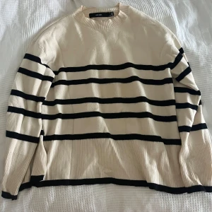 Randig vit och svart tröja H&M - Snygg vit o svart tröja från H&M i storlek S 🧸