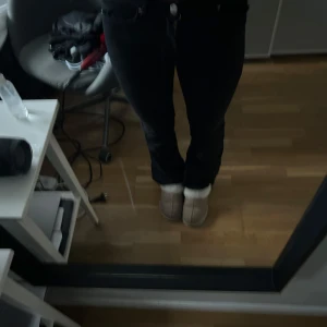 Svarta bootcut jeans - Säljer ett par svarta jeans med bootcut-modell. Byxorna har klassisk femficksdesign och är tillverkade i ett stretchigt jeanstyg som sitter snyggt över höfterna och låren. Perfekta för dig som gillar en tidlös look med lite utsvängda ben.