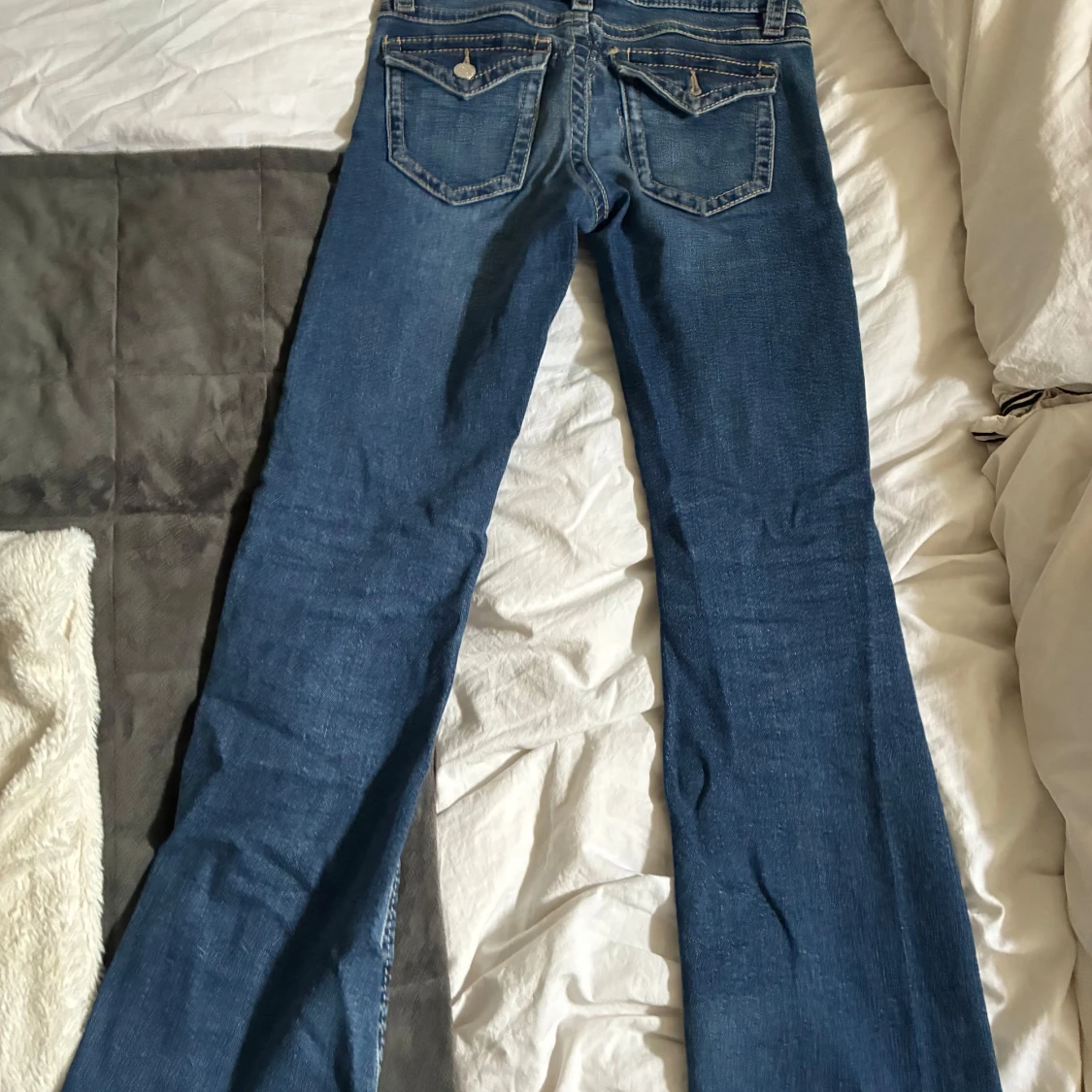 Blå bootcut jeans med fickdetaljer - 1