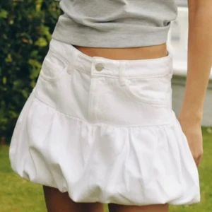 Vit bubblig jeanskjol - SÖKER denna kjolen från zara i s/m