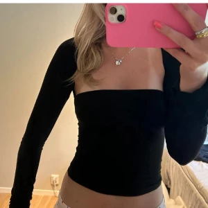 Svart topp Gina Tricot - Säljer en svart långärmad topp från Gina Tricot i storlek S. Kombination av tub topp och en bolero i ett. Knappt använd 💕