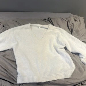 Fluffig vit v-ringad tröja H&M - Supermjuk och fluffig vit tröja från H&M med v-ringning och långa ärmar. Den är lite stor i storlek men den passar bra och ha hemma och när de är lite kyligare dagar😊 40 kr om de är snabb affär annars 50kr💕