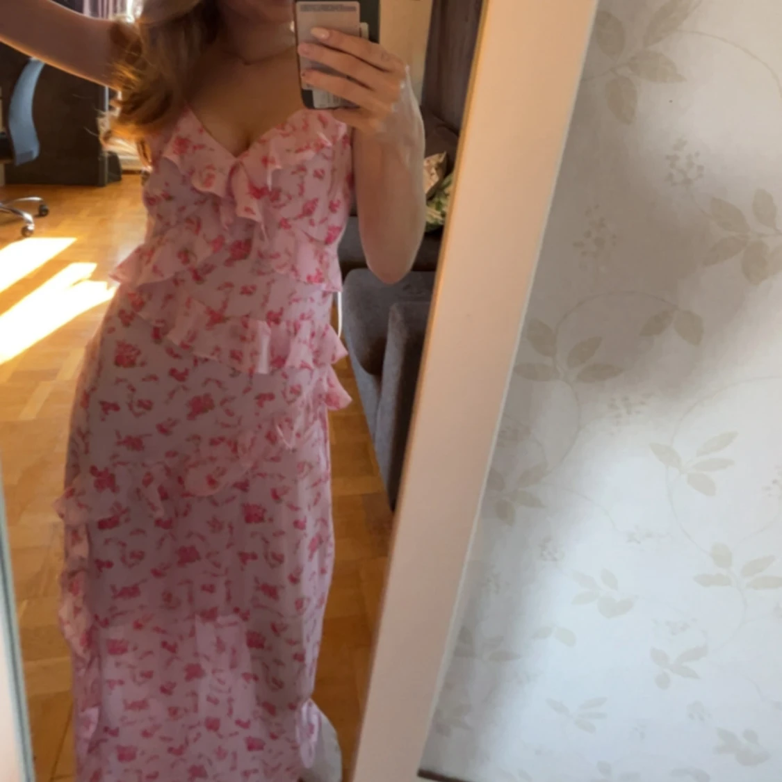 Ljusrosa blommig långklänning med volang