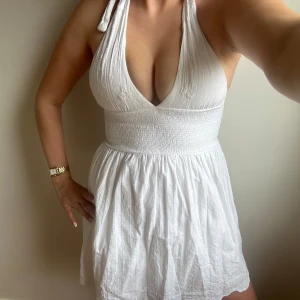 Klänning - Jättefin klänning men tyvärr har den blivit för liten ❣️