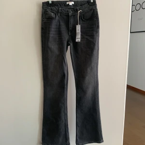 Grå bootcut jeans från Gina Tricot - Säljer nu mina snygga oanvända grå bootcut jeans från Gina Tricot i storlek 164. Säljer dessa på grund av att dom inte kommit till användning.