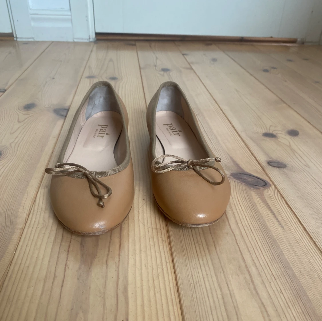 Beige ballerinaskor med rosett - 2