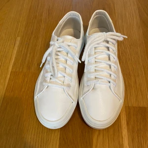 Vita sneakers Anna Field - Stilrena vita sneakers med rund tå och platt sula. Perfekta för dig som gillar en clean och enkel stil. Från Anna Field i storlek 37. 