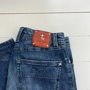 Tramarossa jeans  - Väldigt bra skick. W31 men lite längre i längden. Rekome för runt 185/190 då jag är 180 och dom är lite långa för mig. Kom med frågor! Priset är inte hugget i sten 🪨! 