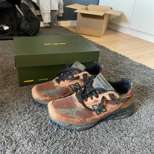 New Balance 993 x Aimé Leon Dore - All OG (box, samtliga snören, digitalt kvitto, etc.) Strl US 9,5/EU 43. Condition 8/10, kan skicka fler specifika bilder vid intresse. General wear men inget som är sönder samt att mockan är i gott skick. Nypris 4000-5000 StockX.