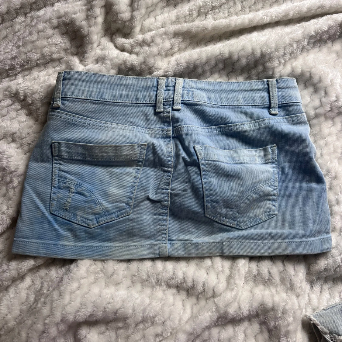 Lågmidjad Ljusblå jeanskjol med slitningar - 2