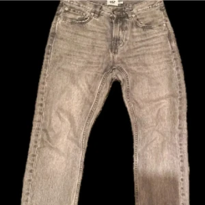 Gråa jeans - Storlek: W28 L32 