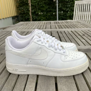 Air forces 1 - Hej! Säljer nu dessa sjukt snygga Nike skor. Skorna är i toppskick! Vi rekommenderar att gå ner en storlek.  Hör gärna av dig vid frågor 