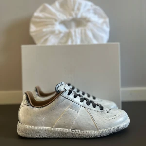 SPRILLANS NYA Maison Margiela Bianchetto Gat Sneakers - SPRILLANS NYA Maison Margiela Bianchetto Gat Sneakers | Storlek: 40, passar dig mellan 40-41 | Skick: 10/10, SPRILLANS NYA! | Allt OG medföljer! | Bara att skriva vid funderingar✍️