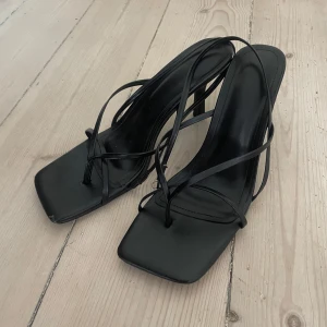 klackskor - Skit snygga klackskor med vass klack o tunna snören. Lägger sig väldigt fint på foten och de är väldigt bekväma att gå i trots att klacken är smal. Storlek 39 skulle jag tro däremot står de inget på dem alls. De är köpta i andra hand. Skriv om ni har fler frågor eller funderingar.