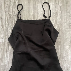 Fest linne - Ett svart linne i silke med paljetter längst upp från KappAhl! Perfekt till fest💓