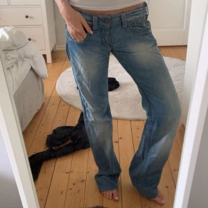 Straight jeans - Lågmidjadd straight/baggy jeans, super trendiga och snygga!